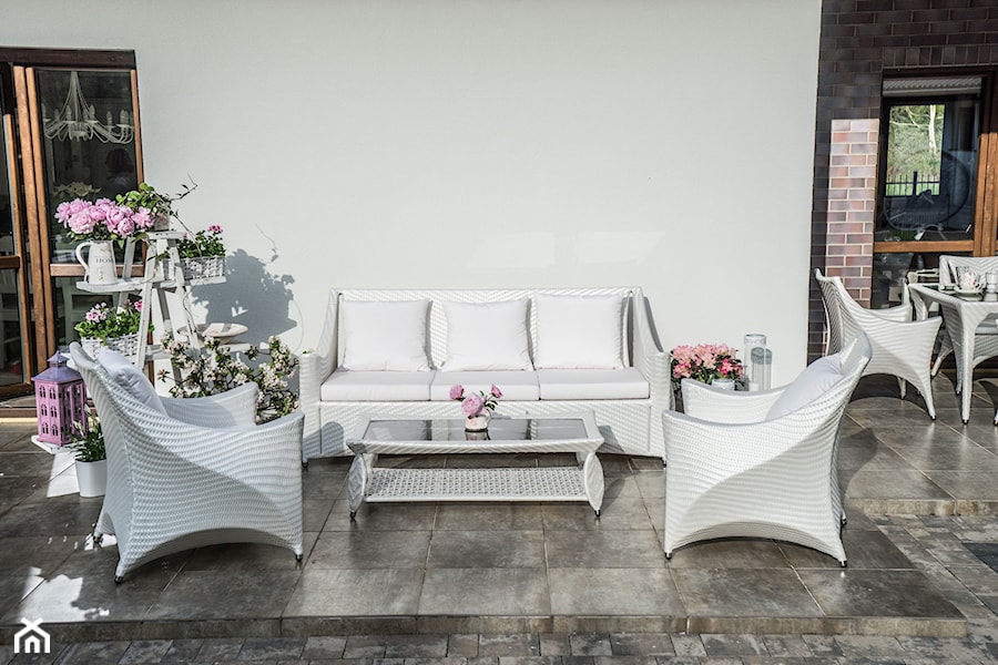 Taras - Duży z meblami ogrodowymi z donicami na kwiaty taras z tyłu domu, styl nowoczesny - zdjęcie od Doram Design