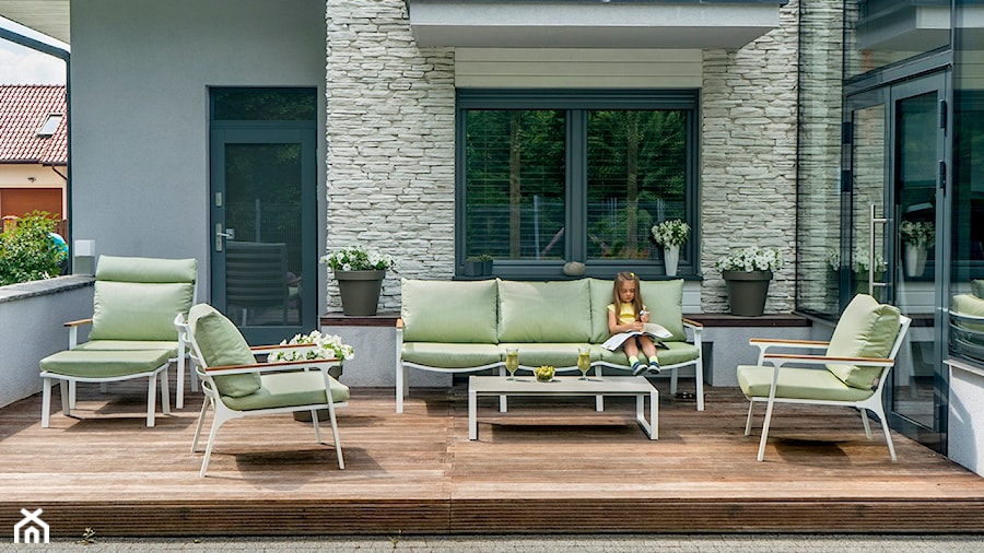Taras - Średni z meblami ogrodowymi taras z tyłu domu, styl nowoczesny - zdjęcie od Doram Design