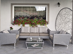 Taras - Duży z meblami ogrodowymi taras z tyłu domu, styl nowoczesny - zdjęcie od Doram Design