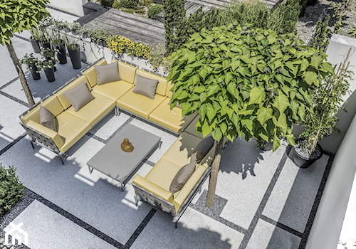 Taras - Średni z podłoga z płyt betonowych z meblami ogrodowymi z donicami na kwiaty taras z tyłu domu, styl nowoczesny - zdjęcie od Doram Design