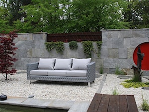 Taras - Średni z meblami ogrodowymi taras z tyłu domu - zdjęcie od Doram Design