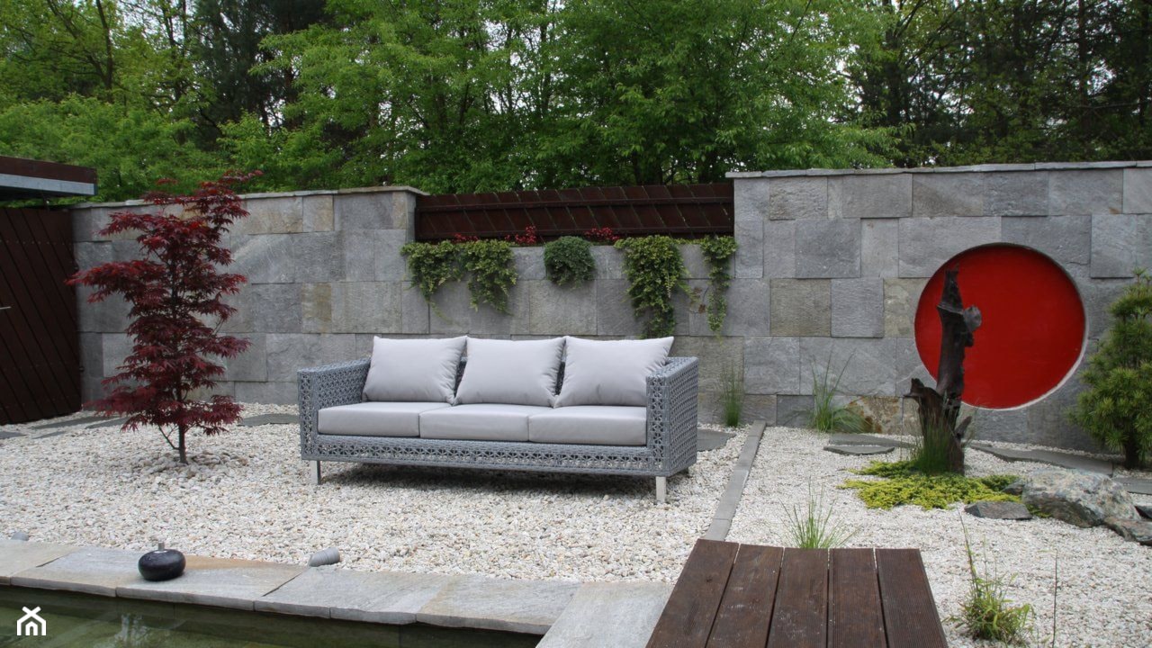 kamieniste podłoże w ogrodzie, nowoczesna sofa ogrodowa