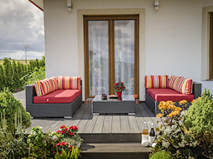 Taras - Średni z meblami ogrodowymi z donicami na kwiaty taras z tyłu domu, styl tradycyjny - zdjęcie od Doram Design
