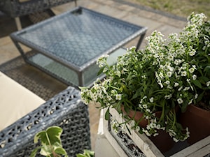 Ażurowo na tarasie... - Średni z meblami ogrodowymi z donicami na kwiaty taras, styl vintage - zdjęcie od Doram Design