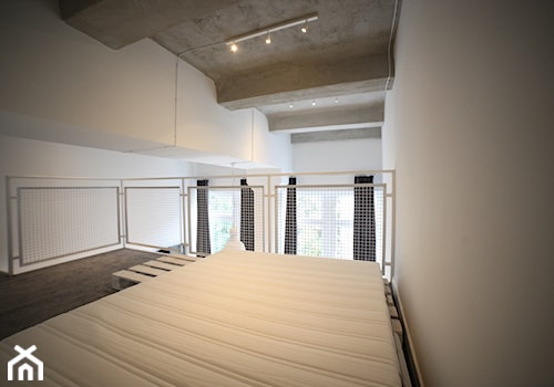 Kawalerka z antresolą Kraków - Średnia biała sypialnia na antresoli, styl minimalistyczny - zdjęcie od AW INTERIOR DESIGN Agnieszka Wójcik