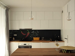 Kawalerka 29 m2 Kraków - Mała otwarta biała czarna z zabudowaną lodówką z podblatowym zlewozmywakiem kuchnia w kształcie litery l z wyspą lub półwyspem, styl minimalistyczny - zdjęcie od AW INTERIOR DESIGN Agnieszka Wójcik