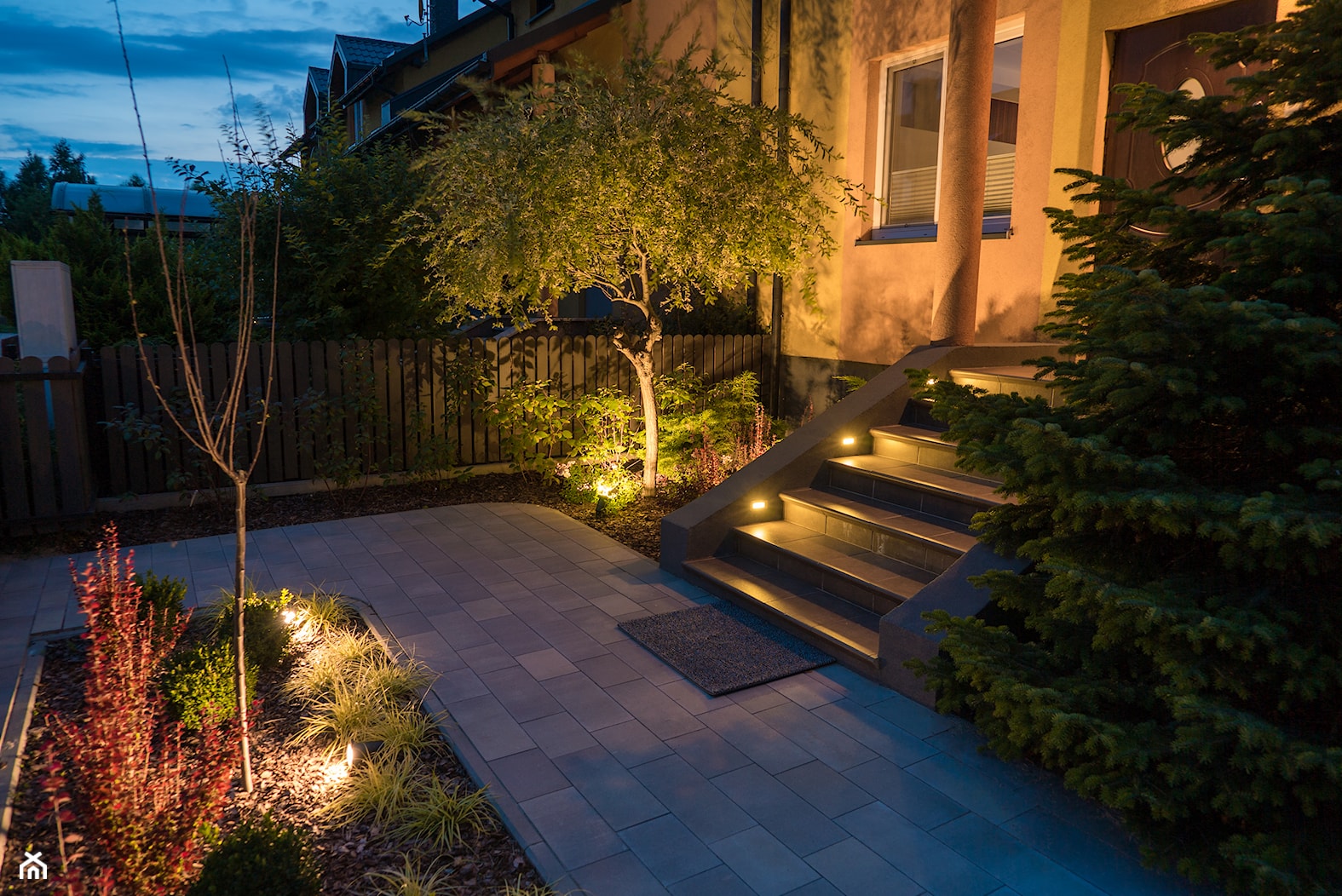 Ogród nocą. Oświetlenie ogrodu - zdjęcie od Miejskie Ziele - Homebook