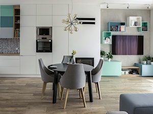 Dom w Baranowie - Średni biały salon z kuchnią z jadalnią z bibiloteczką, styl skandynawski - zdjęcie od ememstudio