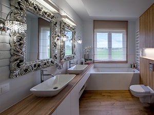 Dom w Baranowie II - Duża z dwoma umywalkami łazienka z oknem, styl tradycyjny - zdjęcie od ememstudio