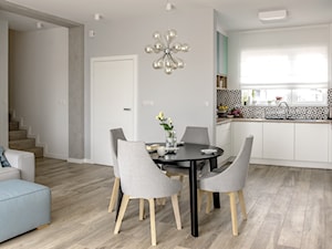 Dom w Baranowie - Średni biały salon z kuchnią z jadalnią, styl skandynawski - zdjęcie od ememstudio