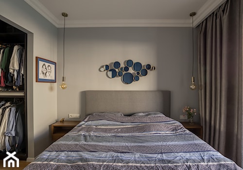 Mieszkanie Poznań - Realizacja - Mała szara sypialnia z garderobą, styl nowoczesny - zdjęcie od ememstudio