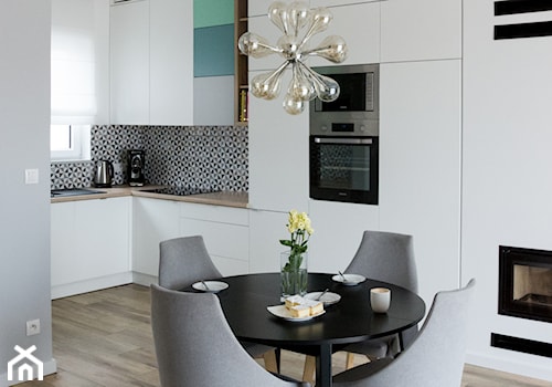 Dom w Baranowie - Średnia biała szara jadalnia w kuchni, styl skandynawski - zdjęcie od ememstudio