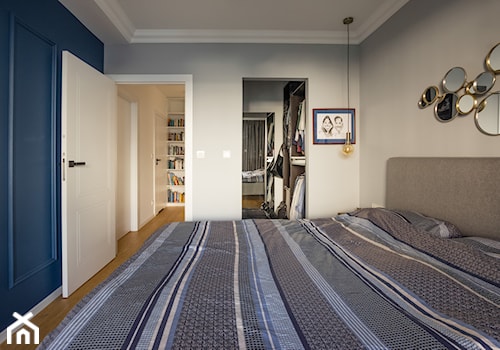 Mieszkanie Poznań - Realizacja - Średnia szara sypialnia z garderobą, styl nowoczesny - zdjęcie od ememstudio