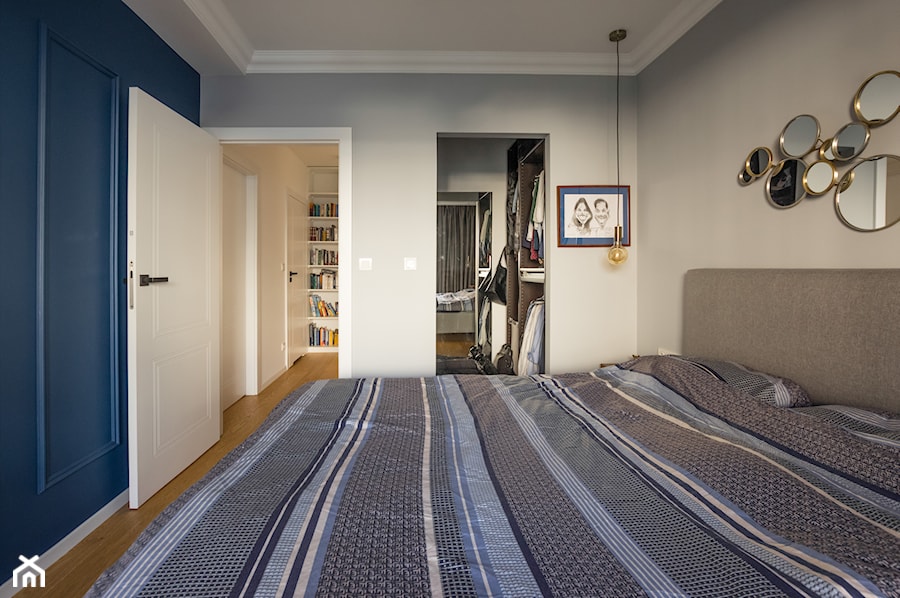 Mieszkanie Poznań - Realizacja - Średnia szara sypialnia z garderobą, styl nowoczesny - zdjęcie od ememstudio