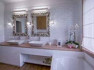 Dom w Baranowie II - Średnia z dwoma umywalkami łazienka z oknem, styl tradycyjny - zdjęcie od ememstudio