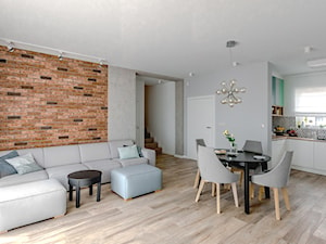 Dom w Baranowie - Średni szary salon z kuchnią z jadalnią, styl skandynawski - zdjęcie od ememstudio