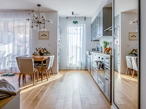 Mieszkanie Poznań - Realizacja - Średnia otwarta z salonem biała z zabudowaną lodówką z podblatowym zlewozmywakiem kuchnia jednorzędowa z oknem, styl nowoczesny - zdjęcie od ememstudio