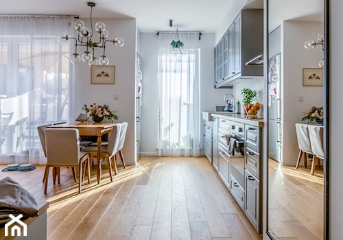Mieszkanie Poznań - Realizacja - Średnia otwarta z salonem biała z zabudowaną lodówką z podblatowym zlewozmywakiem kuchnia jednorzędowa z oknem, styl nowoczesny - zdjęcie od ememstudio