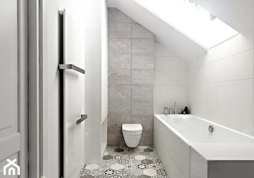 Dom w Baranowie - Średnia na poddaszu łazienka z oknem, styl nowoczesny - zdjęcie od ememstudio