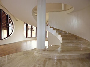 Projekt rezydencji Villanette - AMAYA - schody w salonie - zdjęcie od Architekci VILLANETTE