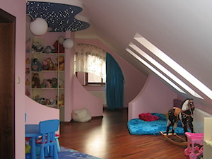 Projekt rezydencji Villanette - ADELINA poddasze - sypialnia dziewczynki - zdjęcie od Architekci VILLANETTE