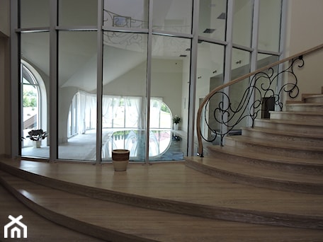 Aranżacje wnętrz - Hol / Przedpokój: Projekt rezydencji Villanette - ORIOL - schody przy basenie - Architekci VILLANETTE. Przeglądaj, dodawaj i zapisuj najlepsze zdjęcia, pomysły i inspiracje designerskie. W bazie mamy już prawie milion fotografii!