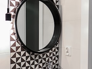 Metamorfoza Łazienki - Mała na poddaszu bez okna z lustrem łazienka, styl skandynawski - zdjęcie od FOORMA Pracownia Architektury Wnętrz