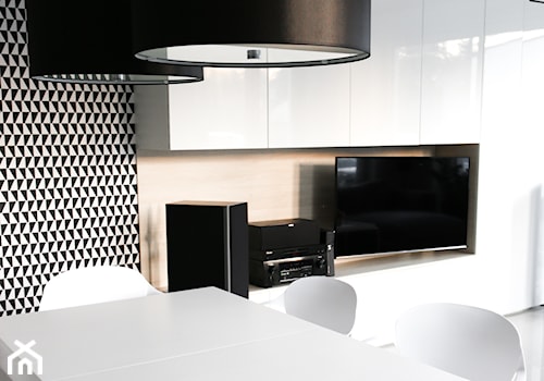 Metamorfoza salonu z kuchnią - Mała biała czarna jadalnia w salonie, styl skandynawski - zdjęcie od FOORMA Pracownia Architektury Wnętrz