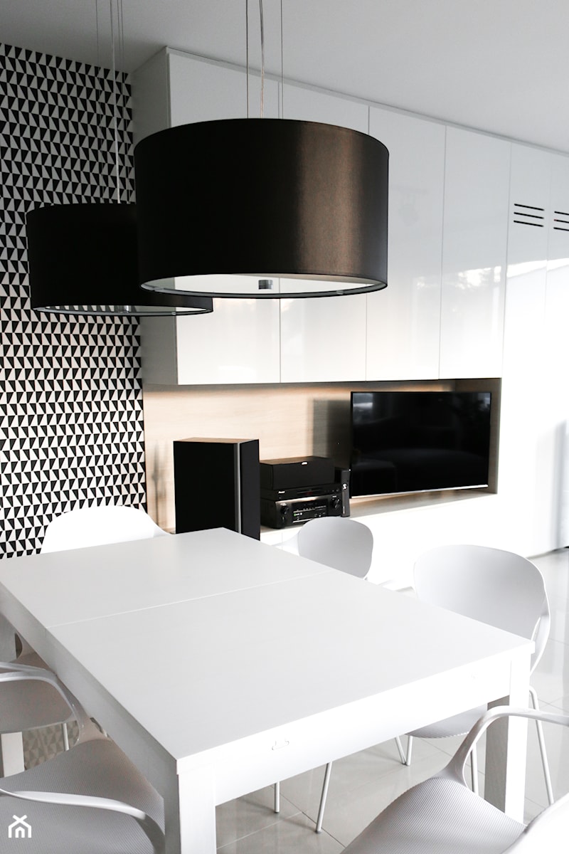 Metamorfoza salonu z kuchnią - Mała biała czarna jadalnia w salonie, styl skandynawski - zdjęcie od FOORMA Pracownia Architektury Wnętrz