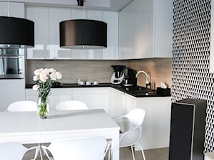 Metamorfoza salonu z kuchnią - Mała otwarta z salonem biała czarna z zabudowaną lodówką z nablatowym zlewozmywakiem kuchnia w kształcie litery l, styl skandynawski - zdjęcie od FOORMA Pracownia Architektury Wnętrz