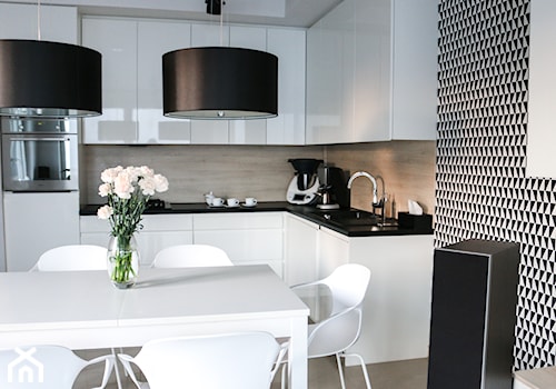 Metamorfoza salonu z kuchnią - Mała otwarta z salonem biała czarna z zabudowaną lodówką z nablatowym ... - zdjęcie od FOORMA Pracownia Architektury Wnętrz