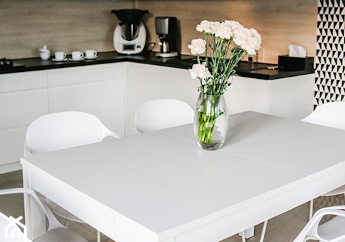 Metamorfoza salonu z kuchnią - Średnia beżowa biała jadalnia w kuchni, styl skandynawski - zdjęcie od FOORMA Pracownia Architektury Wnętrz