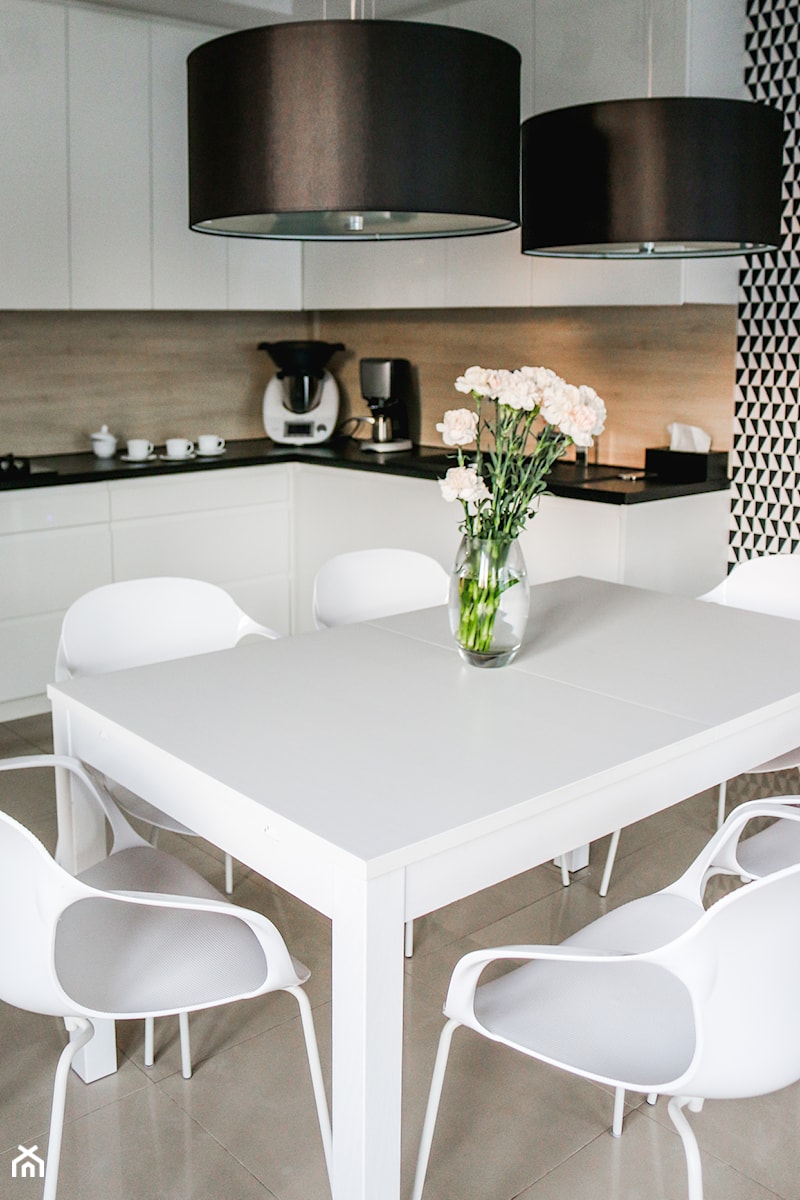 Metamorfoza salonu z kuchnią - Średnia beżowa biała jadalnia w kuchni, styl skandynawski - zdjęcie od FOORMA Pracownia Architektury Wnętrz