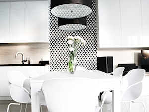 Metamorfoza salonu z kuchnią - Średnia jadalnia w salonie w kuchni, styl skandynawski - zdjęcie od FOORMA Pracownia Architektury Wnętrz