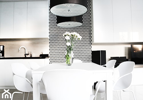 Metamorfoza salonu z kuchnią - Średnia jadalnia w salonie w kuchni, styl skandynawski - zdjęcie od FOORMA Pracownia Architektury Wnętrz