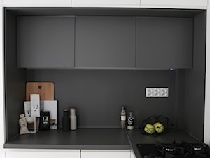 Metamorfoza Kawalerki Funkcjonalność kontra metraż - Mała z salonem biała czarna z zabudowaną lodówką kuchnia w kształcie litery l, styl nowoczesny - zdjęcie od FOORMA Pracownia Architektury Wnętrz