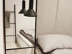 Metamorfoza Kawalerki Funkcjonalność kontra metraż - Mała szara sypialnia - zdjęcie od FOORMA Pracownia Architektury Wnętrz