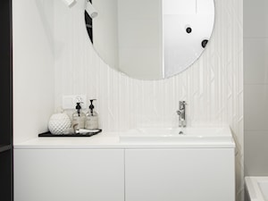 Metamorfoza Kawalerki Funkcjonalność kontra metraż - Mała bez okna z lustrem łazienka, styl nowoczesny - zdjęcie od FOORMA Pracownia Architektury Wnętrz