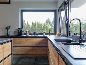 Dom w Węgrzcach - Średnia otwarta biała z podblatowym zlewozmywakiem ze zlewem pod oknem kuchnia w kształcie litery l z wyspą lub półwyspem z oknem, styl industrialny - zdjęcie od Studio 4 Design