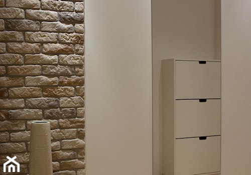 Karmelowy loft - Średni beżowy biały hol / przedpokój, styl nowoczesny - zdjęcie od Pracownia Aranżacji Wnętrz "O-Kreślarnia"