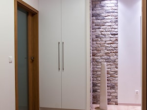 Karmelowy loft - Średni biały hol / przedpokój, styl nowoczesny - zdjęcie od Pracownia Aranżacji Wnętrz "O-Kreślarnia"