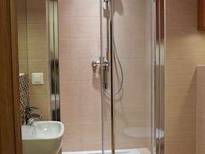 Karmelowy loft - Mała bez okna z lustrem z punktowym oświetleniem łazienka, styl tradycyjny - zdjęcie od Pracownia Aranżacji Wnętrz "O-Kreślarnia"