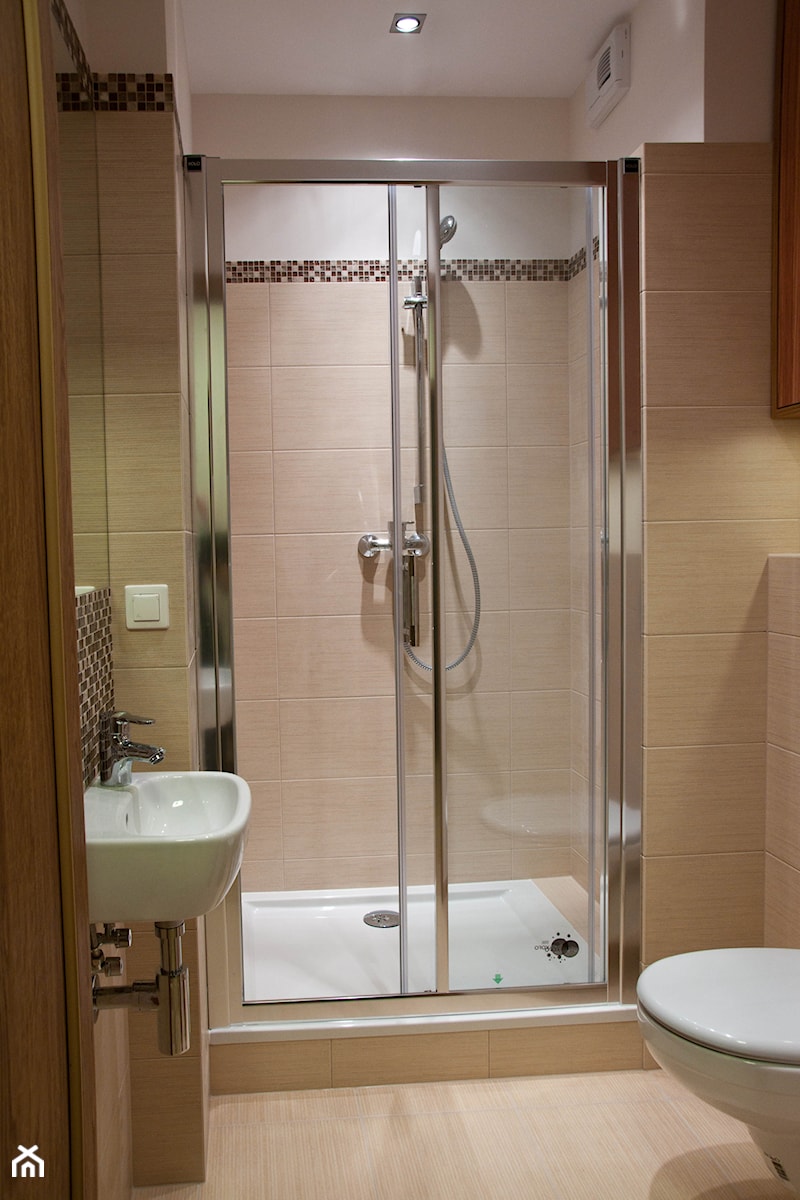 Karmelowy loft - Mała bez okna z lustrem z punktowym oświetleniem łazienka, styl tradycyjny - zdjęcie od Pracownia Aranżacji Wnętrz "O-Kreślarnia"