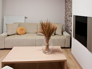 Karmelowy loft - Mały biały salon, styl nowoczesny - zdjęcie od Pracownia Aranżacji Wnętrz "O-Kreślarnia"