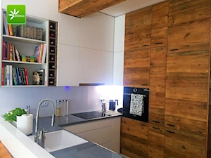 Kuchnia w starym drewnie - Mała szara z zabudowaną lodówką kuchnia w kształcie litery u z oknem, styl nowoczesny - zdjęcie od Alldeco Sp. z o.o.