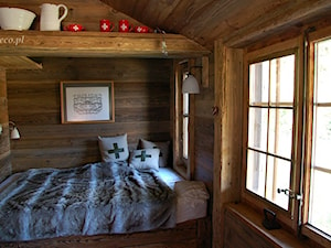 Łóżko we wnęce z desek ciętych ze starych belek ciosanych - zdjęcie od Alldeco Sp. z o.o.