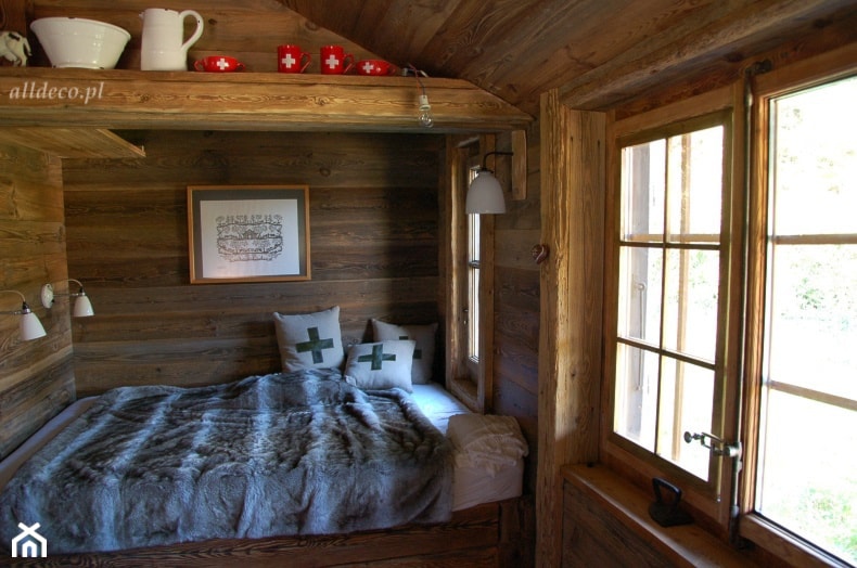 Łóżko we wnęce z desek ciętych ze starych belek ciosanych - zdjęcie od Alldeco Sp. z o.o. - Homebook
