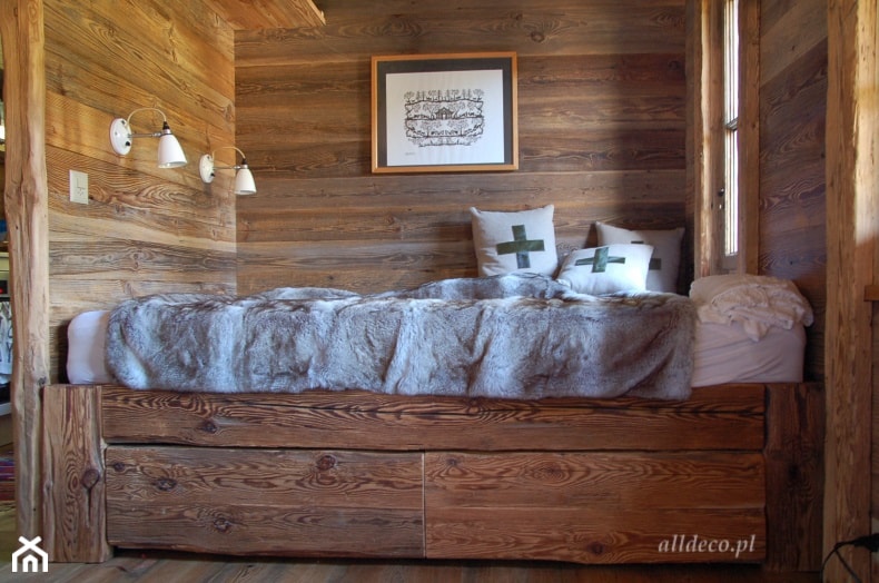 Łóżko we wnęce z desek ciętych ze starych belek ciosanych - zdjęcie od Alldeco Sp. z o.o. - Homebook