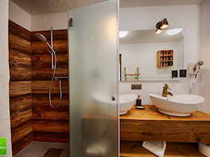 Meble lazienkowe ze starego drewna - Mała bez okna z lustrem z dwoma umywalkami łazienka, styl tradycyjny - zdjęcie od Alldeco Sp. z o.o.