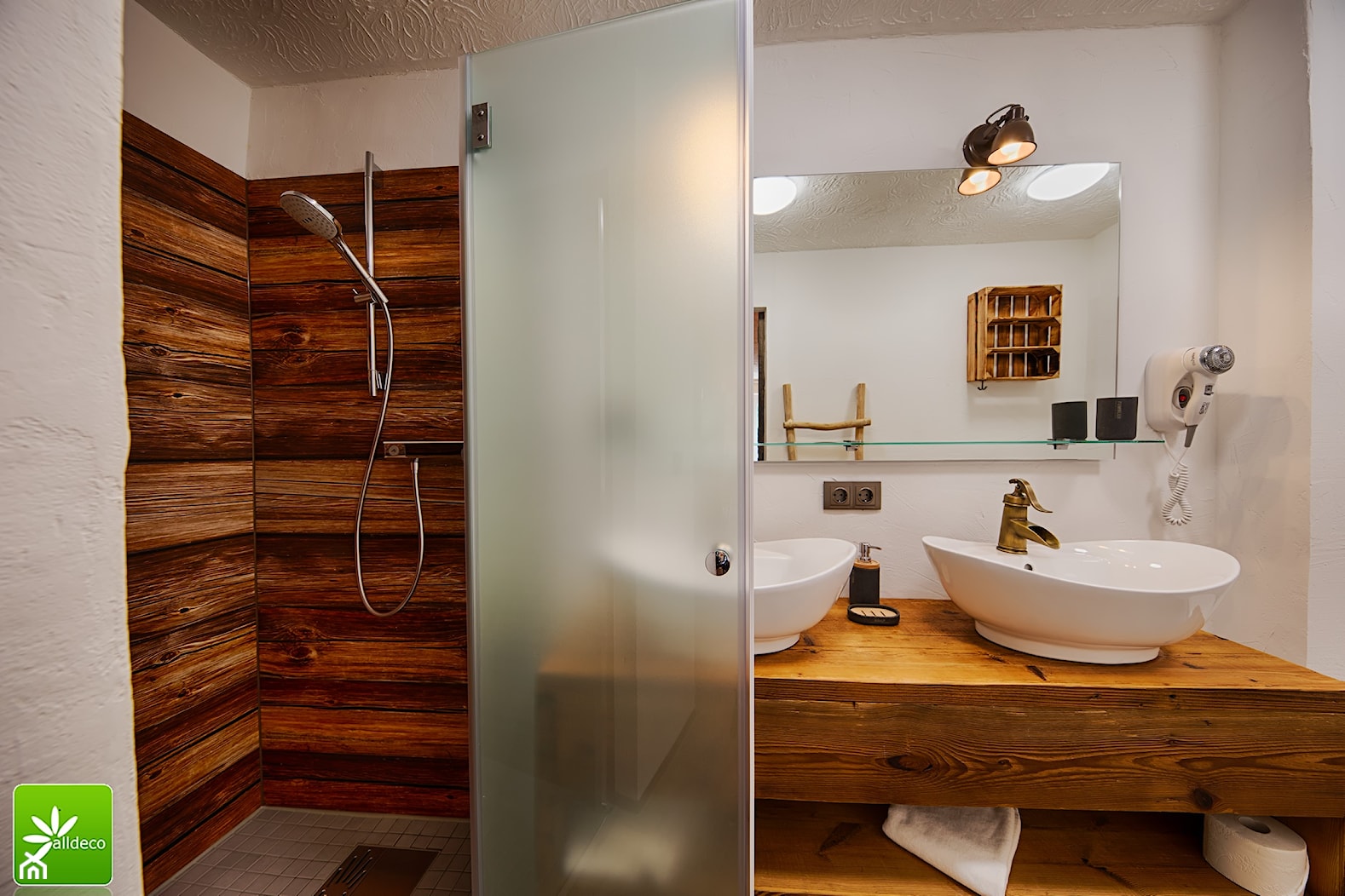 Meble lazienkowe ze starego drewna - Mała bez okna z lustrem z dwoma umywalkami łazienka, styl tradycyjny - zdjęcie od Alldeco Sp. z o.o. - Homebook
